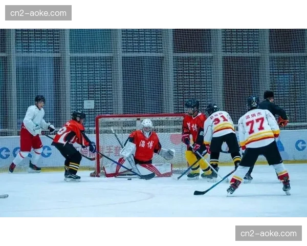 冰球点球大战战术心理博弈 守门员提前移动规则对射门选择影响