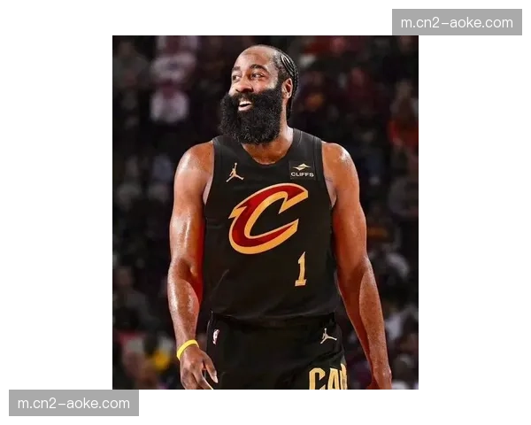 哈登手指骨折仍坚持出战 骑士新援职业态度获球迷赞誉